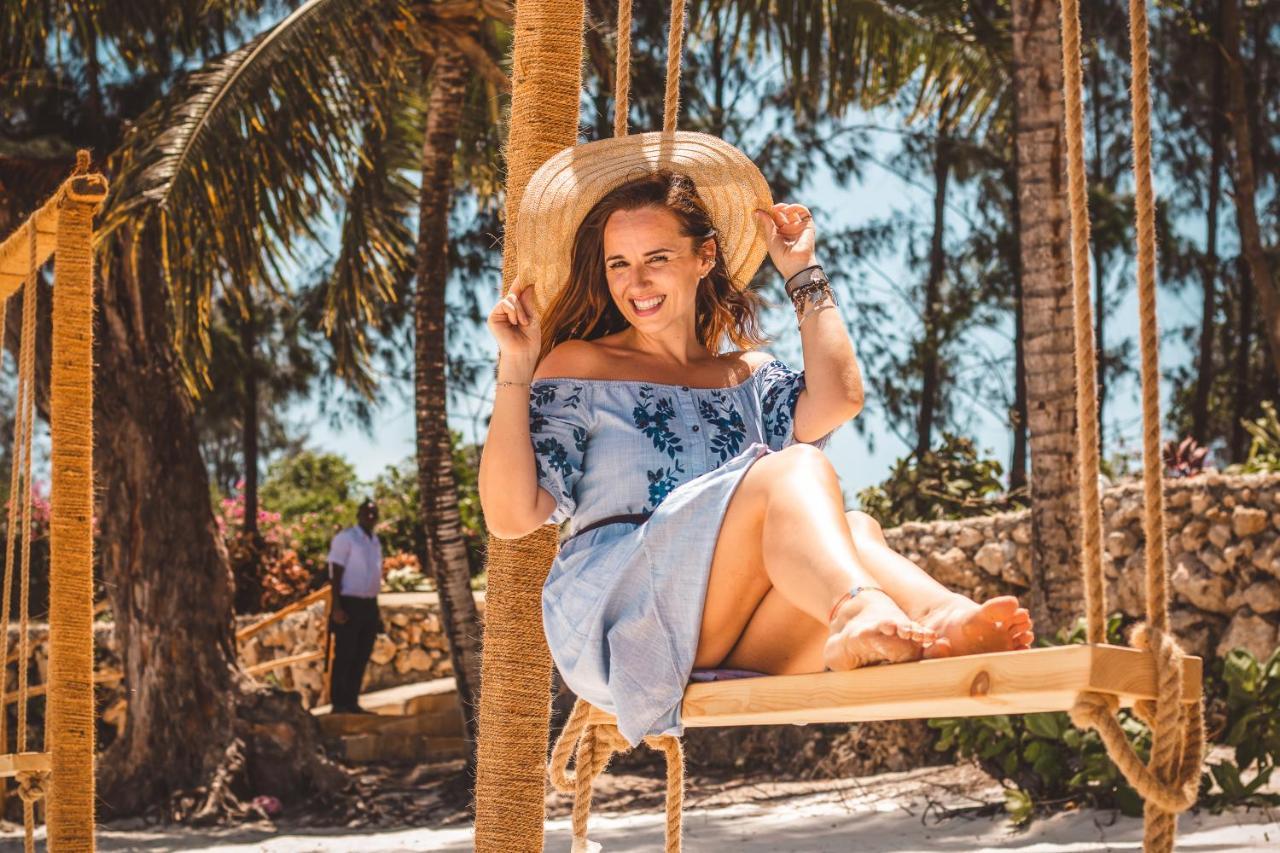 Zanzibella Hotel & Spa Kiwengwa  Extérieur photo A woman on a swing